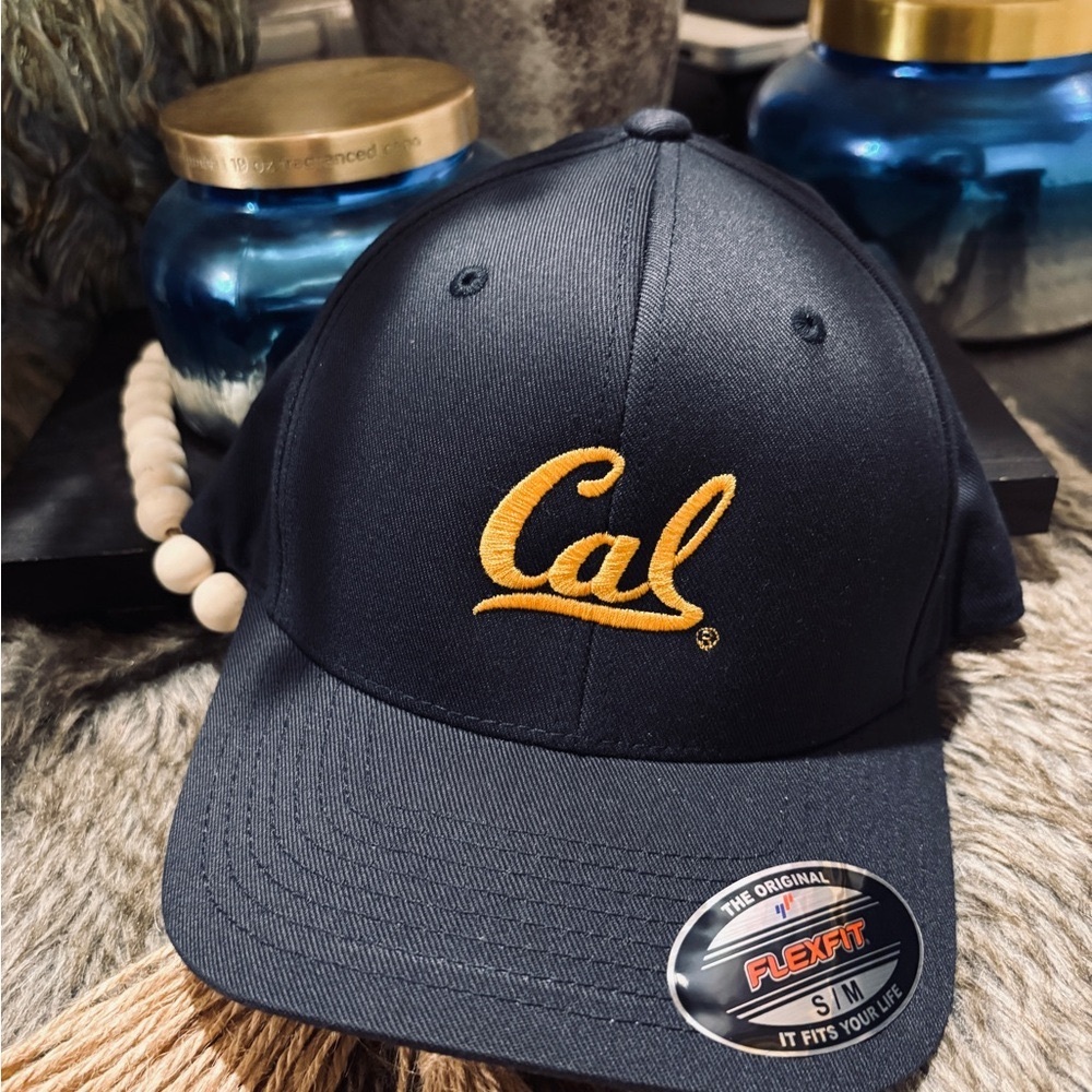 NWOT PORT AUTHORITY  Cal flexfit hat S/M